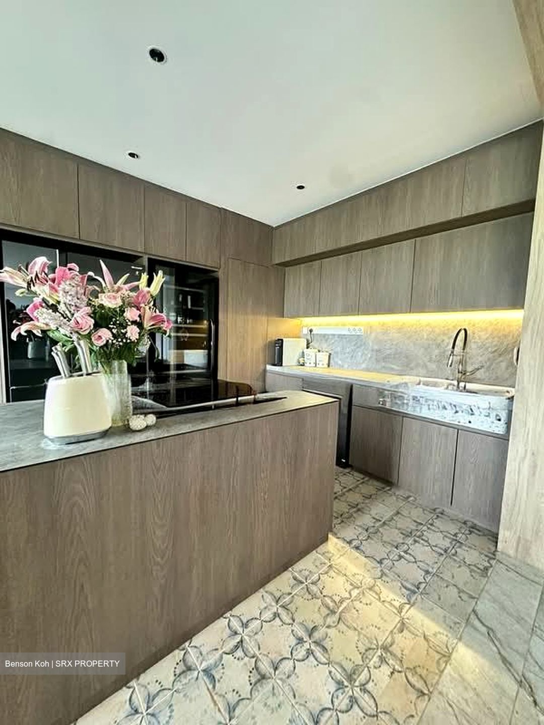 Townhouse Apartments (D9), Apartment #569614391